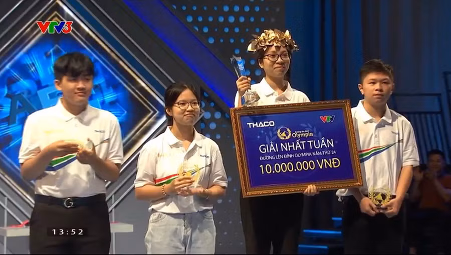 Phương Thảo nhận phần thưởng cho giải nhất tuần đầu tiên của Đường lên đỉnh Olympia năm thứ 24.