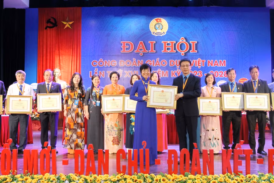 Ông Nguyễn Ngọc Ân trao bằng khen của Bộ trưởng Bộ GD&ĐT cho các cá nhân có thành tích xuất sắc trong hoạt động công đoàn giai đoạn 2018-2023. Ông Nguyễn Ngọc Ân trao bằng khen của Bộ trưởng Bộ GD&ĐT cho các cá nhân có thành tích xuất sắc trong hoạt động công đoàn giai đoạn 2018-2023.