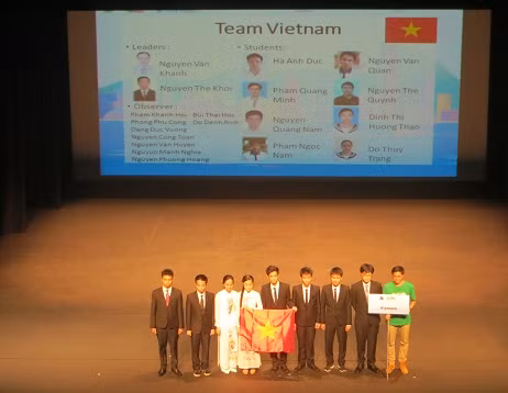 Đoàn học sinh Việt Nam trước giờ lên đường đi thi