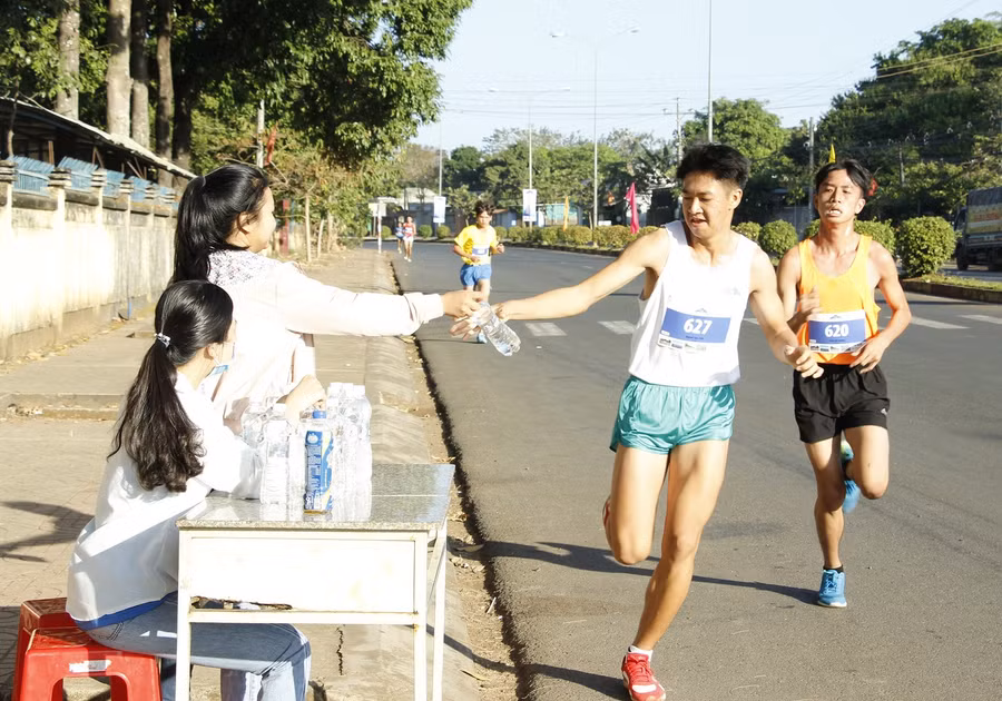 Các trạm tiếp nước đọc đường chạy giúp các VĐV duy trì sự bền bỉ Các trạm tiếp nước đọc đường chạy giúp các VĐV duy trì sự bền bỉ
