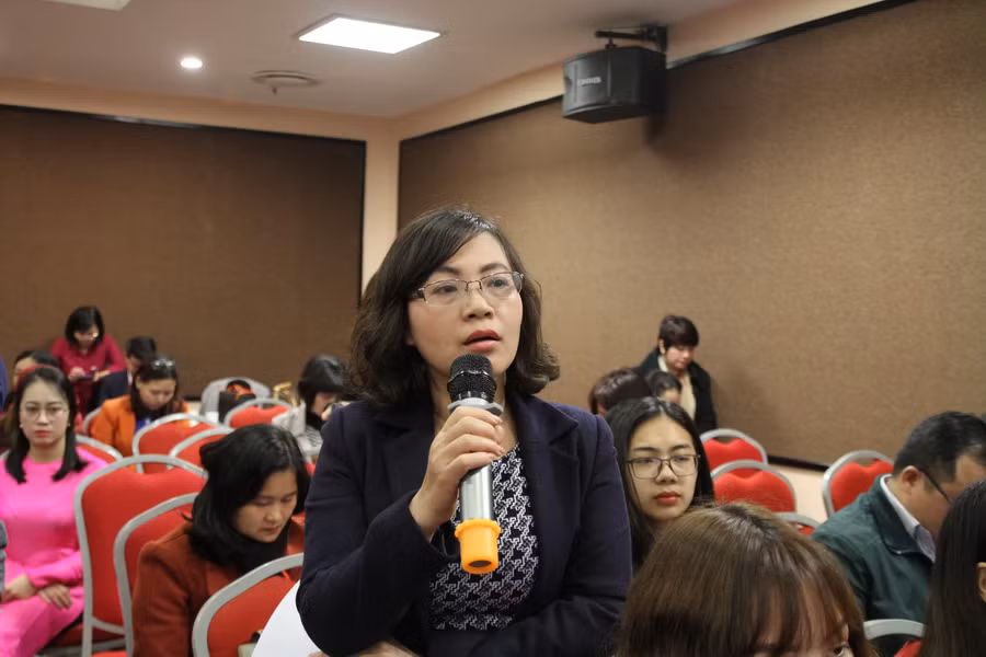 Các phóng viên đặt câu hỏi cho ban tổ chức.