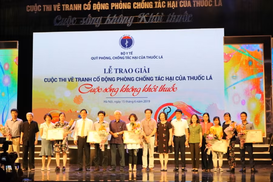 Ban tổ chức trao giải cuộc thi vẽ tranh cổ động phòng chống tác hại thuốc lá.