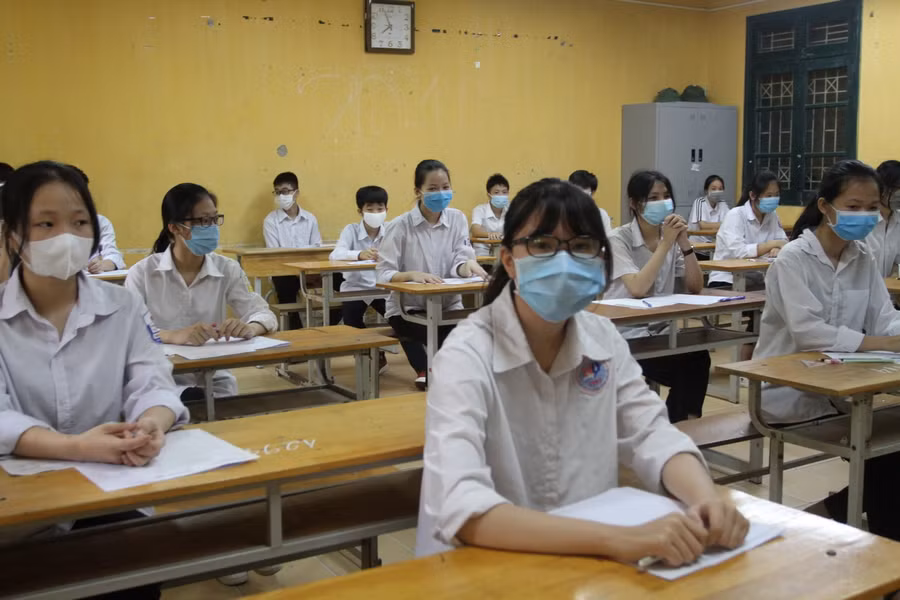 Các thí sinh trong phòng thi đảm bảo giãn cách theo quy định.