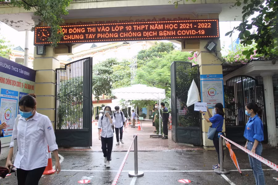 Điểm thi thực hiện công tác phân luồng học sinh ra về sau giờ thi để đảm bảo công tác phòng dịch