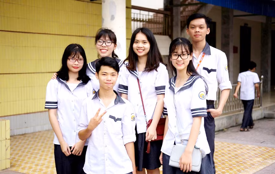 Tú và các bạn lớp chuyên Anh trường THPT Lê Hồng Phong