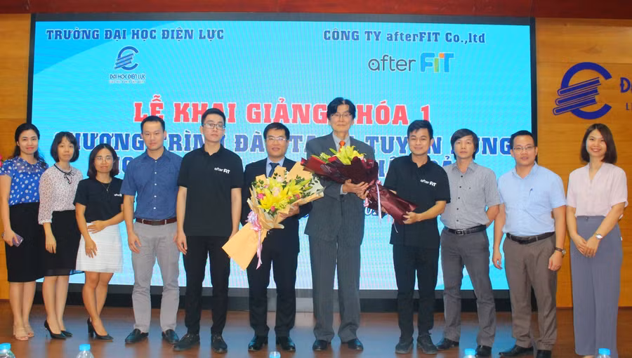Đại diện sinh viên Khóa 1 tặng hoa , gửi lời cảm ơn đến lãnh đạo Trường Đại học Điện lực và Công ty afterFIT.
