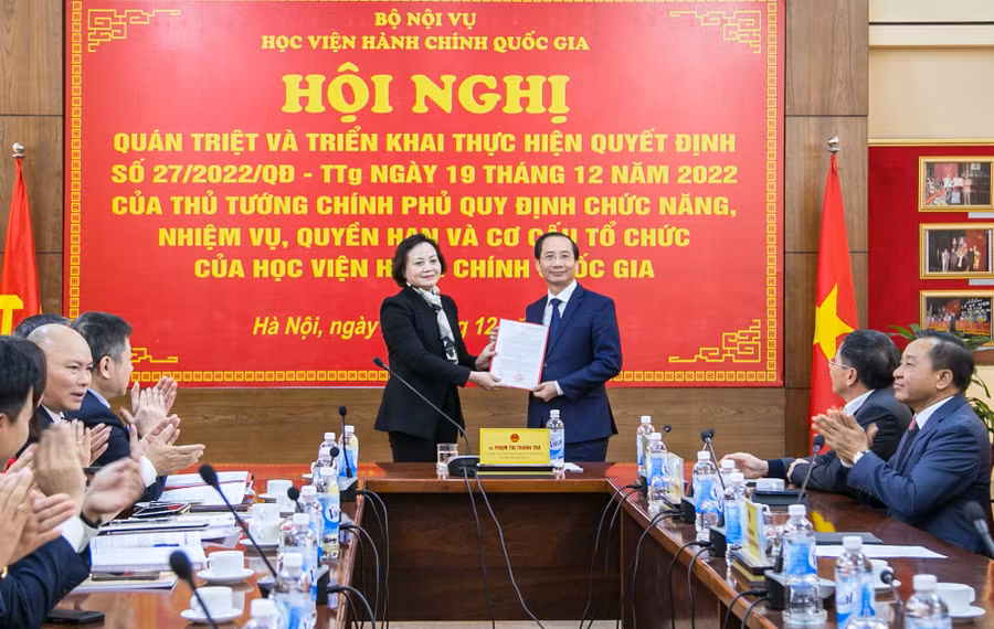 Bộ trưởng Bộ Nội vụ - Phạm Thị Thanh Trà trao Quyết định số 1279/QĐ-BNV cho PGS.TS Nguyễn Bá Chiến.