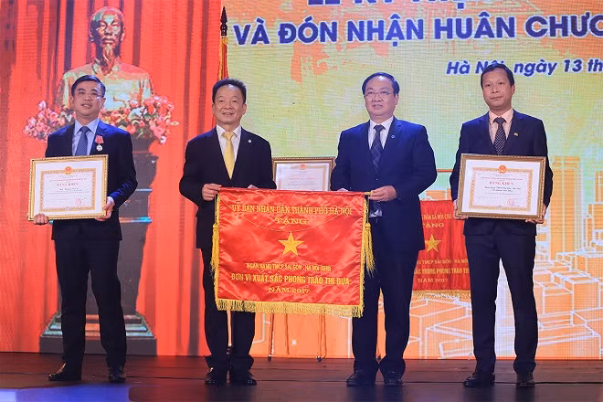 Phó Chủ tịch UBND TP Hà Nội Nguyễn Thế Hùng trao cờ Thi đua và bằng khen của Chủ tịch UBND TP cho các tập thể, cá nhân thuộc SHB vì đã đạt thành tích xuất sắc trong phong trào thi đua, góp phần hoàn thành nhiệm vụ Khối doanh nghiệp năm 2017 Phó Chủ tịch UBND TP Hà Nội Nguyễn Thế Hùng trao cờ Thi đua và bằng khen của Chủ tịch UBND TP cho các tập thể, cá nhân thuộc SHB vì đã đạt thành tích xuất sắc trong phong trào thi đua, góp phần hoàn thành nhiệm vụ Khối doanh nghiệp năm 2017