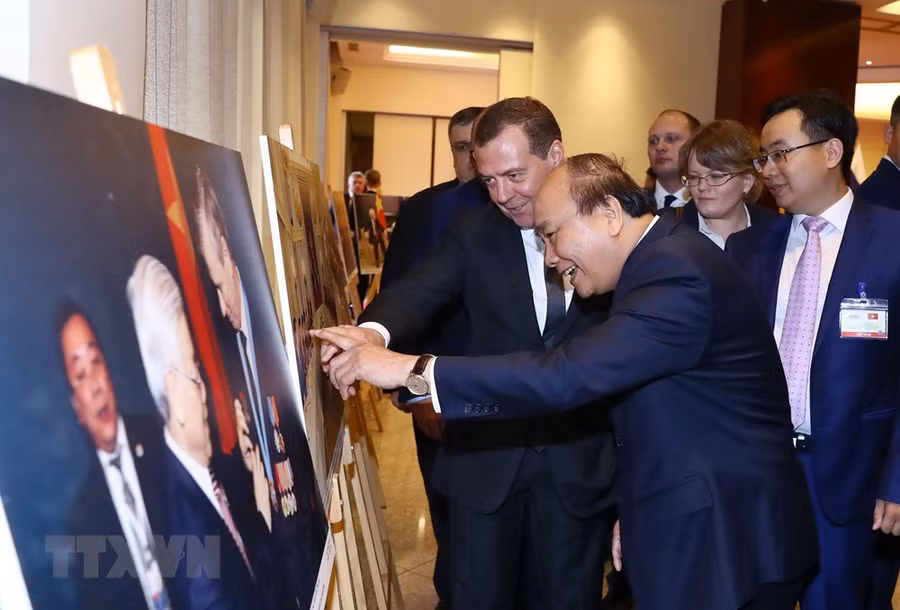 Thủ tướng Nguyễn Xuân Phúc và Thủ tướng Liên bang Nga Dmitry Medvedev họp báo thông báo kết quả hội đàm ảnh 9
