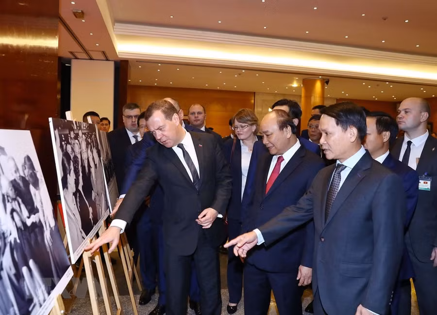 Thủ tướng Nguyễn Xuân Phúc và Thủ tướng Liên bang Nga Dmitry Medvedev họp báo thông báo kết quả hội đàm ảnh 7