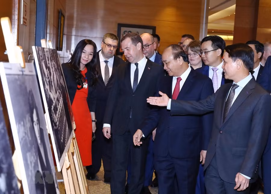 Thủ tướng Nguyễn Xuân Phúc và Thủ tướng Liên bang Nga Dmitry Medvedev họp báo thông báo kết quả hội đàm ảnh 8
