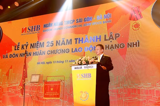 Chủ tịch HĐQT SHB Đỗ Quang Hiển khẳng định: SHB quyết tâm phấn đấu đạt được các mục tiêu cao hơn trên tất cả các hoạt động ngân hàng, tiếp tục phát triển an toàn bền vững, hiện đại, tiên tiến, đạt chuẩn quốc tế, góp phần vào sự thịnh vượng của đất nước và người dân Chủ tịch HĐQT SHB Đỗ Quang Hiển khẳng định: SHB quyết tâm phấn đấu đạt được các mục tiêu cao hơn trên tất cả các hoạt động ngân hàng, tiếp tục phát triển an toàn bền vững, hiện đại, tiên tiến, đạt chuẩn quốc tế, góp phần vào sự thịnh vượng của đất nước và người dân