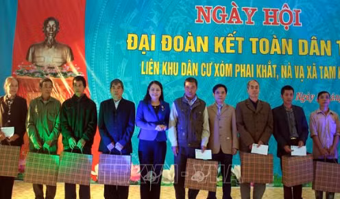 Bà Nguyễn Thị Thu Hà và lãnh đạo tỉnh Cao Bằng tặng quà cho hộ nghèo xã Tam Kim. Ảnh: TTXVN