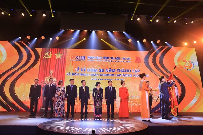 Ủy viên BCT, Phó Thủ tướng Chính phủ Vương Đình Huệ thay mặt Đảng và Nhà nước trao Huân chương Lao động Hạng Nhì cho Ngân hàng SHB Ủy viên BCT, Phó Thủ tướng Chính phủ Vương Đình Huệ thay mặt Đảng và Nhà nước trao Huân chương Lao động Hạng Nhì cho Ngân hàng SHB