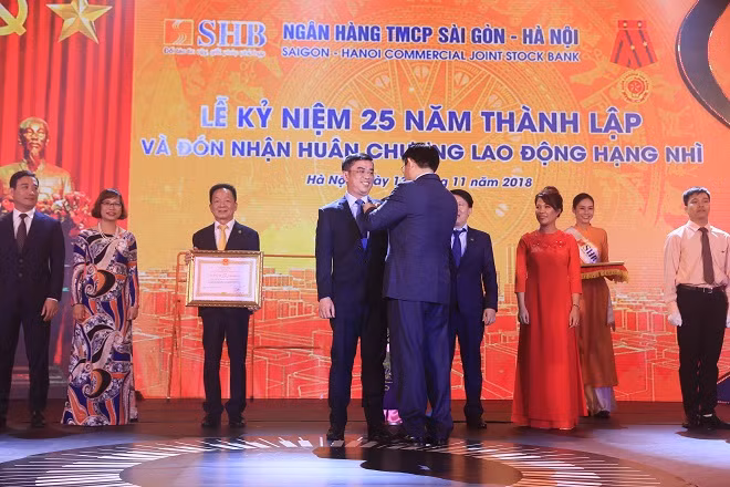 Ủy viên BCT, Phó Thủ tướng Chính phủ Vương Đình Huệ trao Huân chương Lao động Hạng Nhì cho TGĐ SHB Nguyễn Văn Lê Ủy viên BCT, Phó Thủ tướng Chính phủ Vương Đình Huệ trao Huân chương Lao động Hạng Nhì cho TGĐ SHB Nguyễn Văn Lê