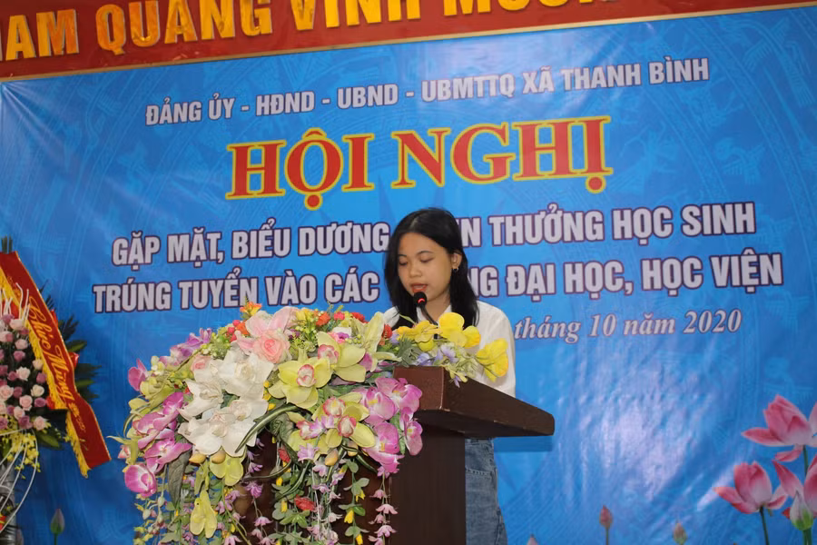 Em Nguyễn Quỳnh Chi, tân sinh viên Học viện báo chí và tuyên truyền, đại diện cho các học sinh trúng tuyển đại học kỳ thi THPT Quốc gia năm 2020 phát biểu lời biết ơn sự quan tâm sâu sắc của các cấp, các ngành của địa phương, sự dạy dỗ, động viên của các thầy, cô giáo, cha mẹ