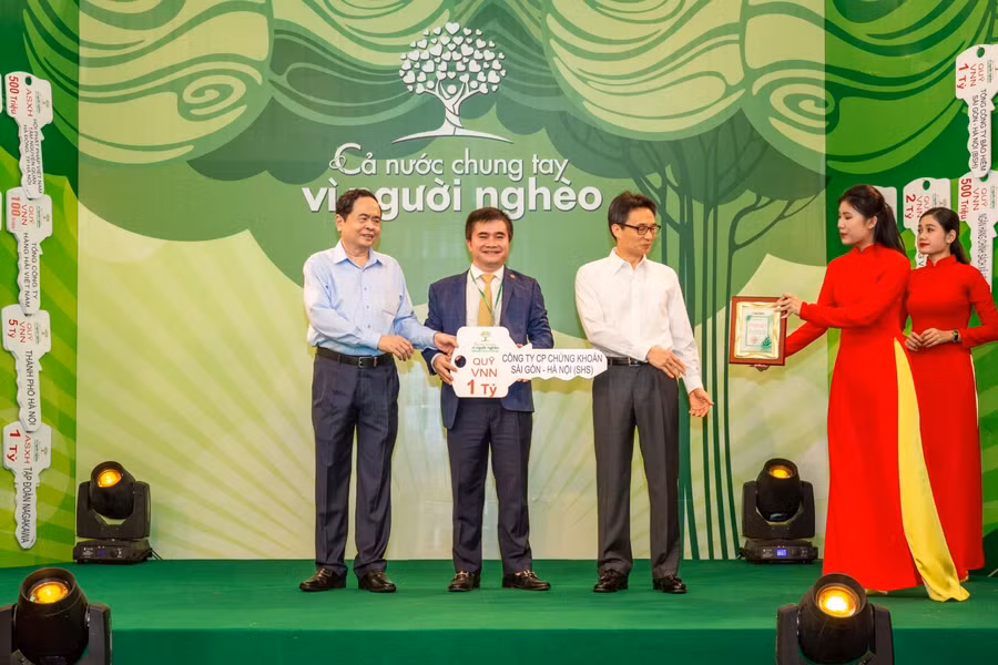 Đại diện Công ty Chứng khoán SHS - Tổng Giám đốc Vũ Đức Tiến trao tặng ủng hộ Quỹ "Vì người nghèo"
