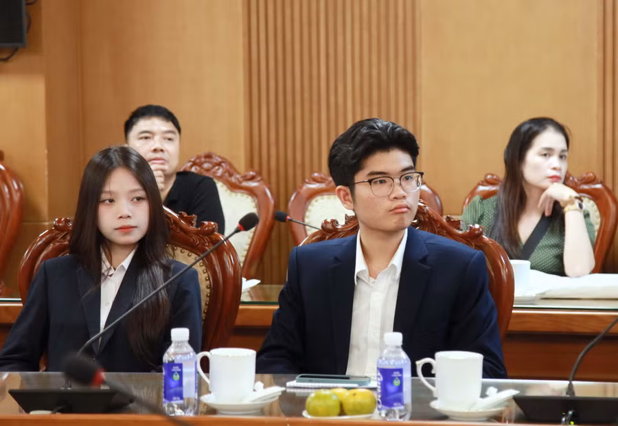 Học sinh Nguyễn Vũ Gia Nguyên và Lê Đức Minh (đoàn Hà Nội) tham dự kỳ thi khoa học kỹ thuật quốc tế.