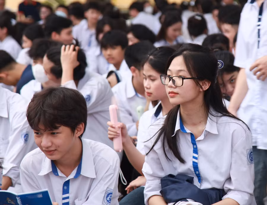 Học sinh hào hứng tham dự chương trình. Học sinh hào hứng tham dự chương trình.
