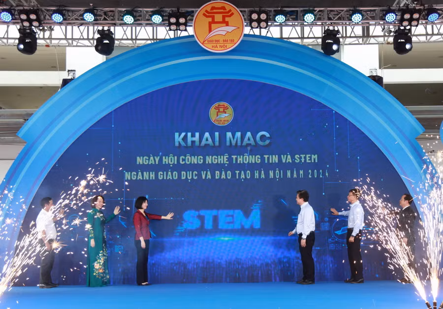 Các đại biểu thực hiện nghi thức bấm nút khai mạc ngày hội.