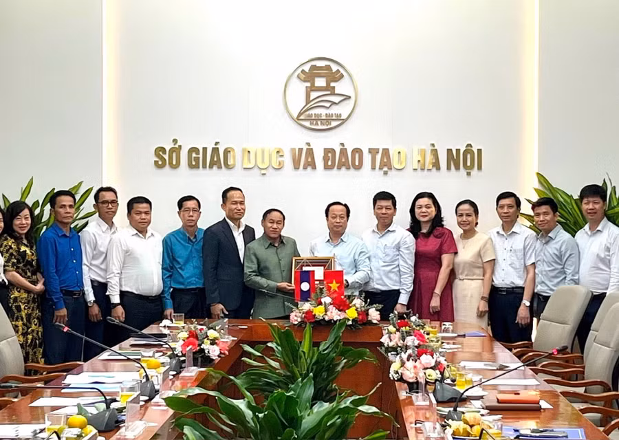 Lãnh đạo Sở GD&amp;ĐT Hà Nội tặng quà lưu niệm đoàn công tác Sở Giáo dục và Thể thao tỉnh Champasak.