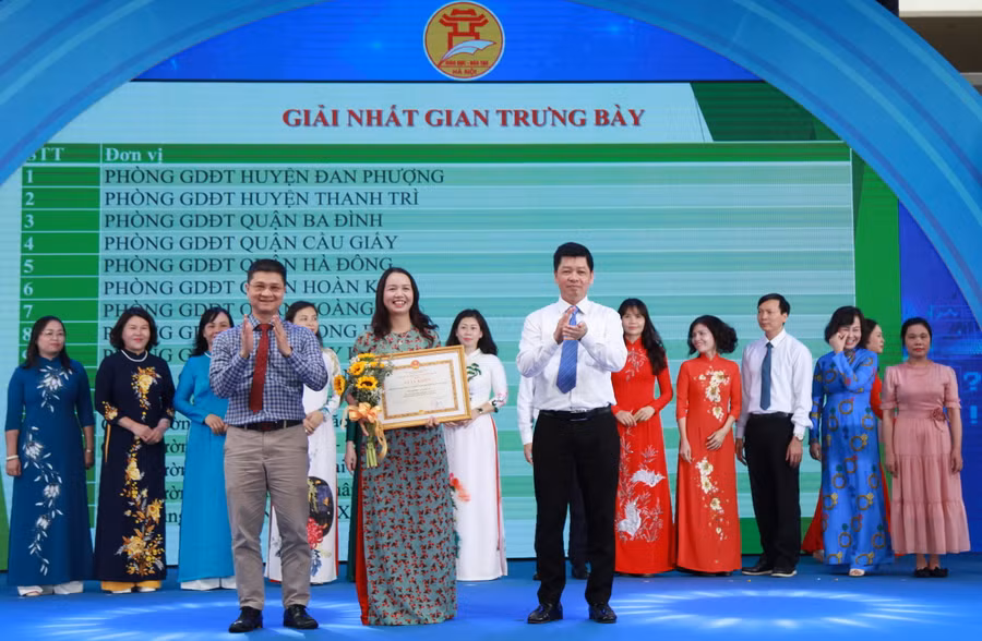 Phó Cục trưởng Cục Công nghệ thông tin Tô Hồng Nam, Phó Giám đốc Sở GD&ĐT Hà Nội Phạm Quốc Toản trao giải Nhất gian trưng bày cho các đơn vị. Phó Cục trưởng Cục Công nghệ thông tin Tô Hồng Nam, Phó Giám đốc Sở GD&ĐT Hà Nội Phạm Quốc Toản trao giải Nhất gian trưng bày cho các đơn vị.