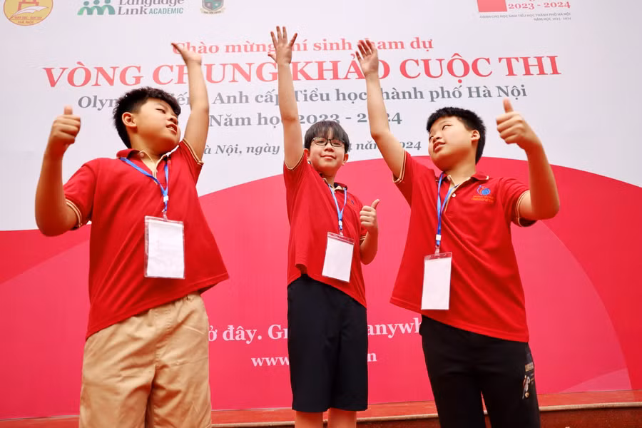 Học sinh hào hứng tham dự cuộc thi.