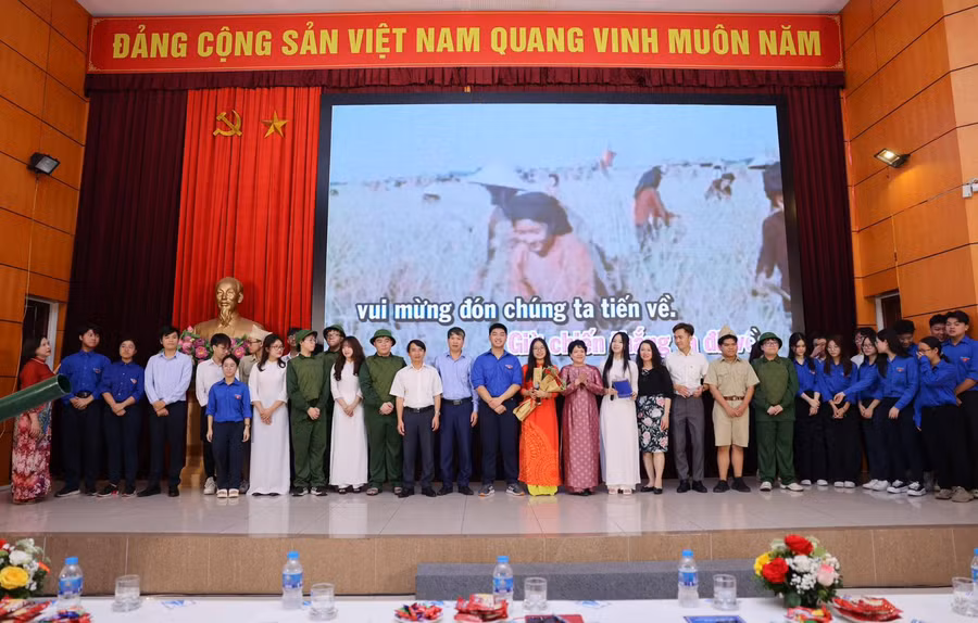 Giáo viên, học sinh trường THPT chuyên Hà Nội - Amsterdam và các đại biểu hát vang bài Giải phóng Điện Biên của nhạc sĩ Đỗ Nhuận.