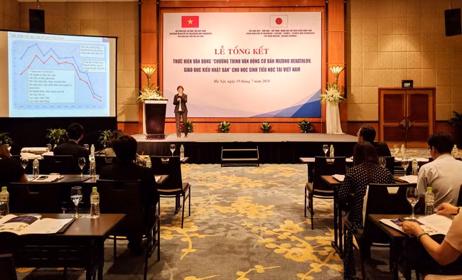 Các đại biểu thuyết trình tại buổi lễ Các đại biểu thuyết trình tại buổi lễ