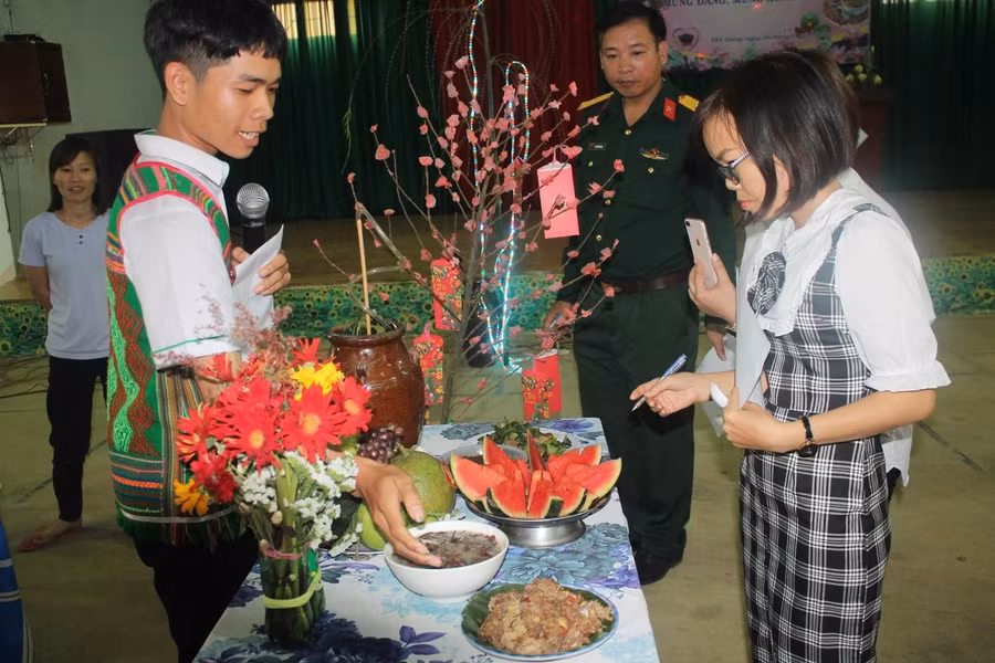Cô Lê Thị Anh – Phó Hiệu trưởng Trường PTDTNT THCS &amp;THPT Đăk GLong (huyện Đăk Glong, tỉnh Đắk Nông) nghe HS trình bày sản phẩm trong hoạt động trải nghiệm.