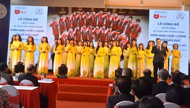 Tiết mục văn nghệ chào mừng "Văn Lang đại học đường" của tập thể sư phạm nhà trường Tiết mục văn nghệ chào mừng "Văn Lang đại học đường" của tập thể sư phạm nhà trường