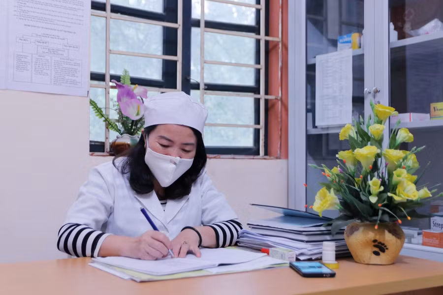 Cán bộ y tế Trường THPT Xuân Mai cập nhật dữ liệu của học sinh.
