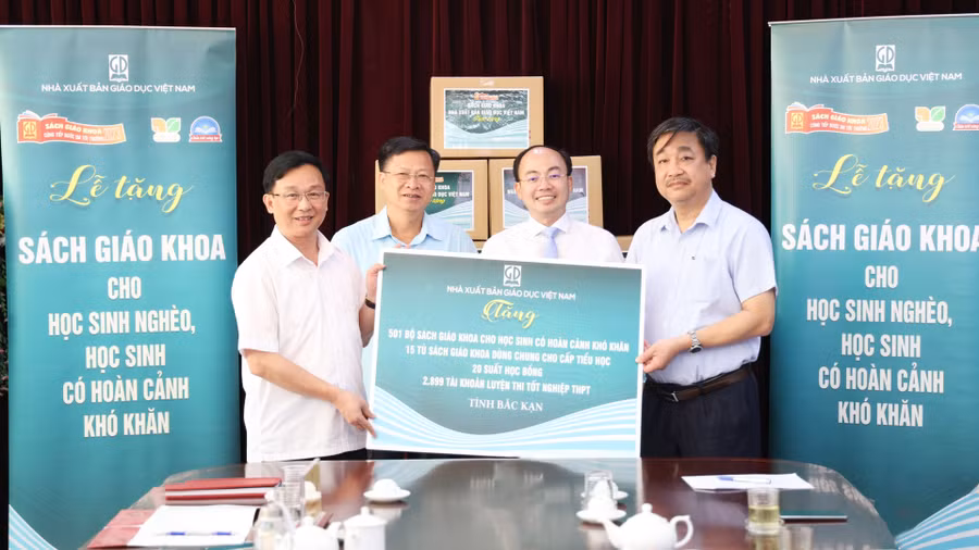 NXBGDVN tặng sách giáo khoa cho học sinh nghèo, học sinh có hoàn cảnh khó khăn tại tỉnh Bắc Kạn. NXBGDVN tặng sách giáo khoa cho học sinh nghèo, học sinh có hoàn cảnh khó khăn tại tỉnh Bắc Kạn.