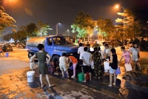 Nhiều đêm, người dân Hà Nội phải “rồng rắn” chờ lấy nước sạch từ các xe nước được TP Hà Nội cấp.