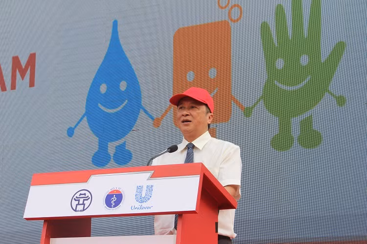 Thứ trưởng Bộ Y tế Nguyễn Trường Sơn phát biểu tại buổi mít tinh.