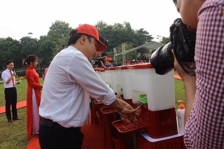 Các đại biểu thực hiện rửa tay hưởng ứng Ngày thế giới rửa tay với xà phòng. Các đại biểu thực hiện rửa tay hưởng ứng Ngày thế giới rửa tay với xà phòng.