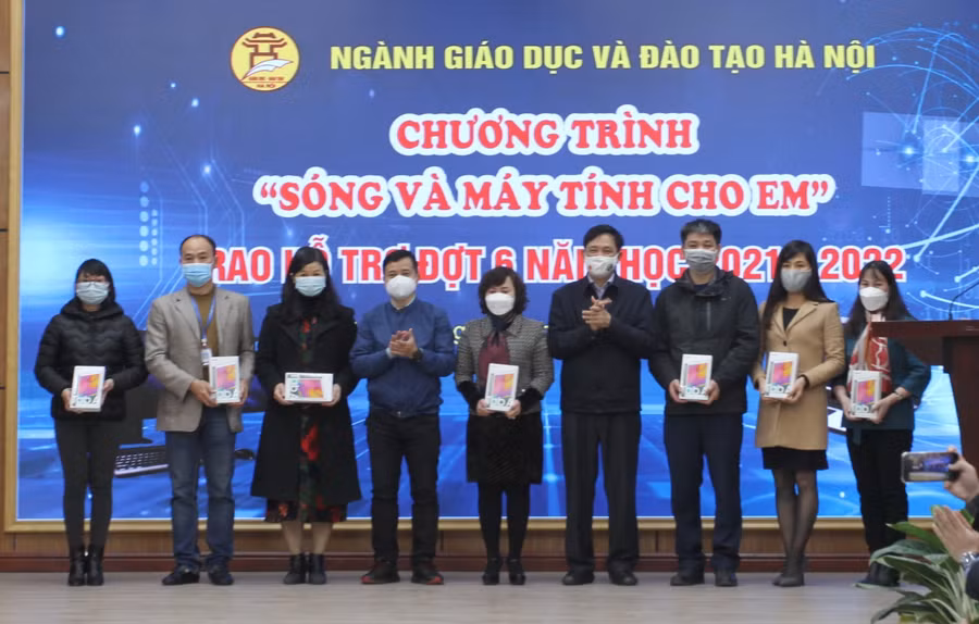 Đại diện các Phòng GD&amp;ĐT, các đơn vị trường học nhận thiết bị hỗ trợ học trực tuyến