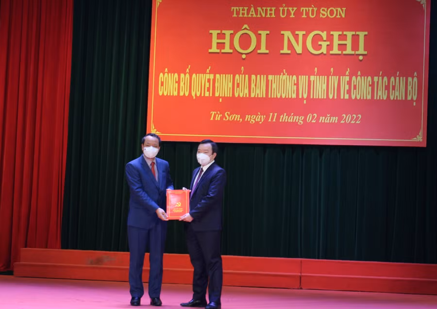 Phó Bí thư Thường trực Tỉnh ủy, Chủ tịch HĐNĐ tỉnh Bắc Ninh Nguyễn Quốc Chung (bên trái) trao quyết định cho tân Phó Bí thư Thành ủy Từ Sơn - Đỗ Tuấn Sơn.