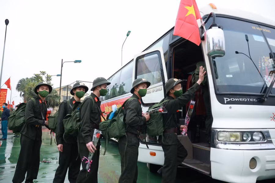 Thanh niên hăng hái lên đường nhập ngũ.