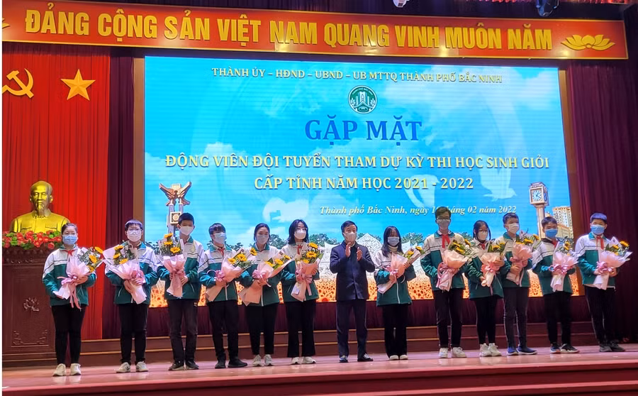 Lãnh đạo thành phố Bắc Ninh động viên học sinh tham dự kỳ thi HSG cấp tỉnh.