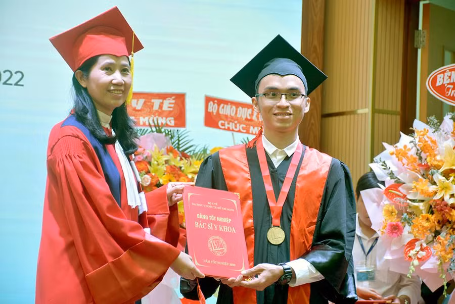 PGS.TS Vương Thị Ngọc Lan - Trưởng Khoa Y, Trường ĐH Y Dược TPHCM, trao bằng tốt nghiệp cho các tân khoa.