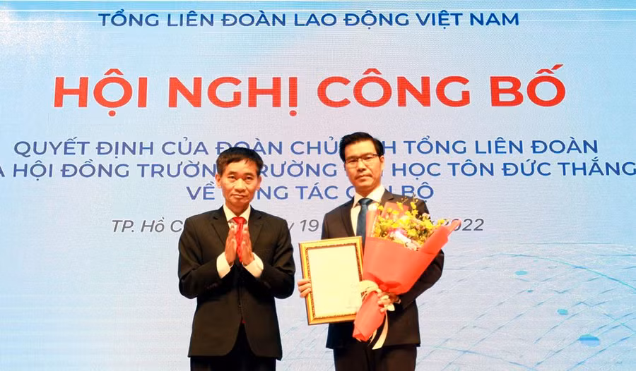Ông Trần Văn Thuật, Phó Chủ tịch Tổng Liên đoàn Lao động Việt Nam trao quyết định công nhận hiệu trưởng cho tiến sĩ Trần Trọng Đạo.