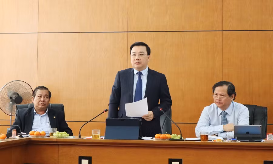 Giám đốc Sở GD&ĐT Hà Nội phát biểu tại buổi làm việc.