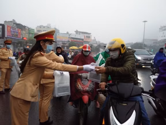 CSGT TP Hà Nội phát khẩu trang miễn phí cho người tham gia giao thông sáng 3/2. CSGT TP Hà Nội phát khẩu trang miễn phí cho người tham gia giao thông sáng 3/2.