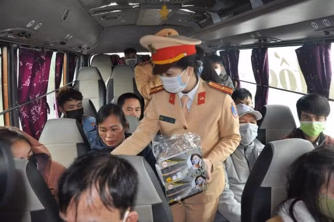 Việc phát khẩu trang miễn phí dự kiến kéo dài trong một tuần, toàn bộ kinh phí do cán bộ, chiến sĩ của đơn vị tự nguyện đóng góp. Việc phát khẩu trang miễn phí dự kiến kéo dài trong một tuần, toàn bộ kinh phí do cán bộ, chiến sĩ của đơn vị tự nguyện đóng góp.