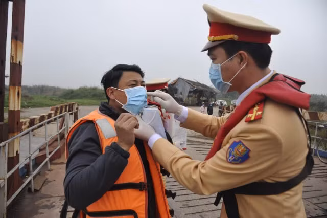 CSGT tuyên truyền, phát khẩu trang phòng dịch nCoV trên sông Hồng