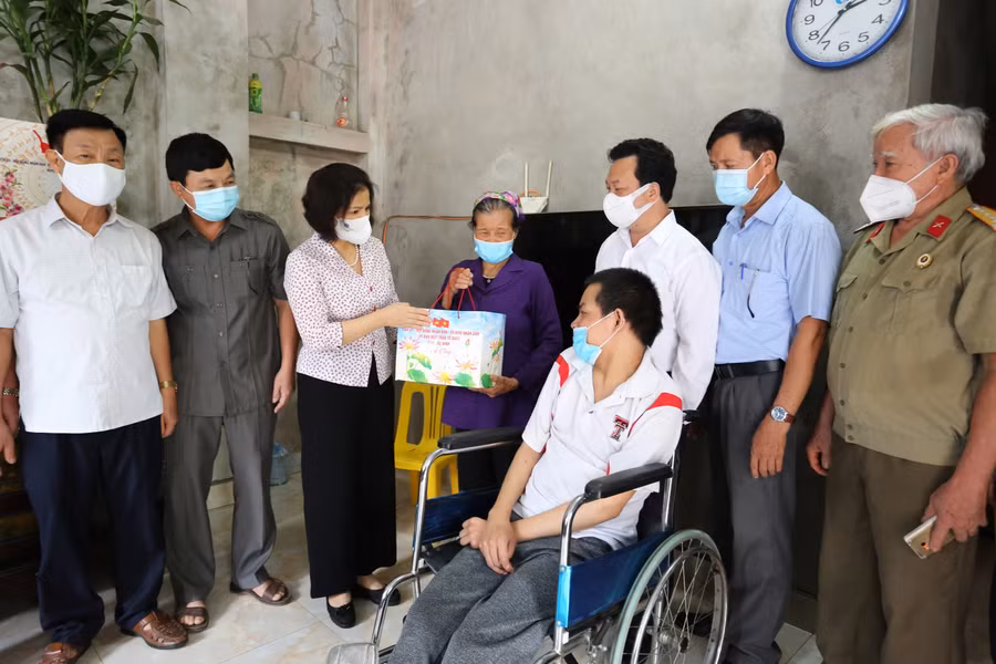 Chủ tịch UBND tỉnh Nguyễn Hương Giang (thứ ba từ trái qua) tặng quà gia đình bà Nguyễn Thị Khuyết.