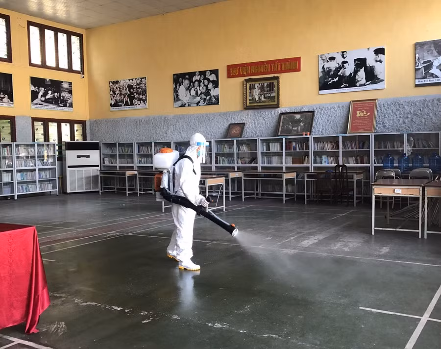 Điểm thi tại trường THPT Ngô Sĩ Liên (TP Bắc Giang) hoàn thành phun khử khuẩn sẵn sàng đón thí sinh dự thi.
