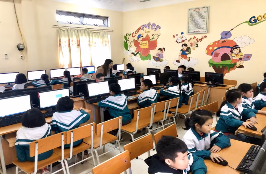 Phòng máy tính tại trường TH Bích Sơn với 30 máy/phòng (ảnh tư liệu).