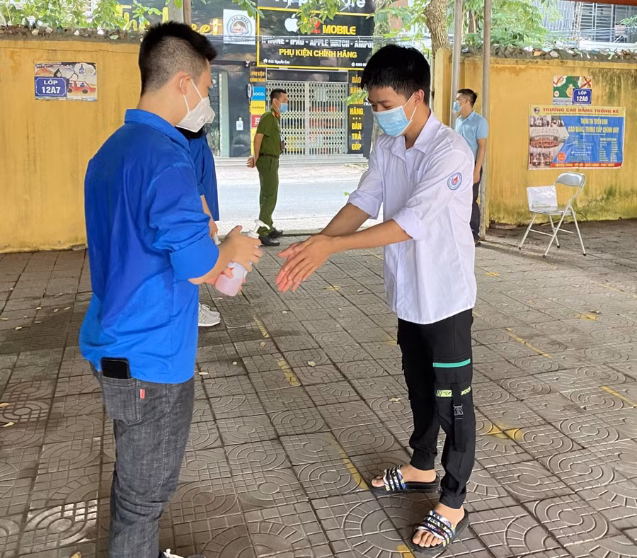 Khẩu trang, đo thân nhiệt, rửa tay sát khuẩn được Điểm thi trường THPT Ngô Sĩ Liên thực hiện nghiêm túc.